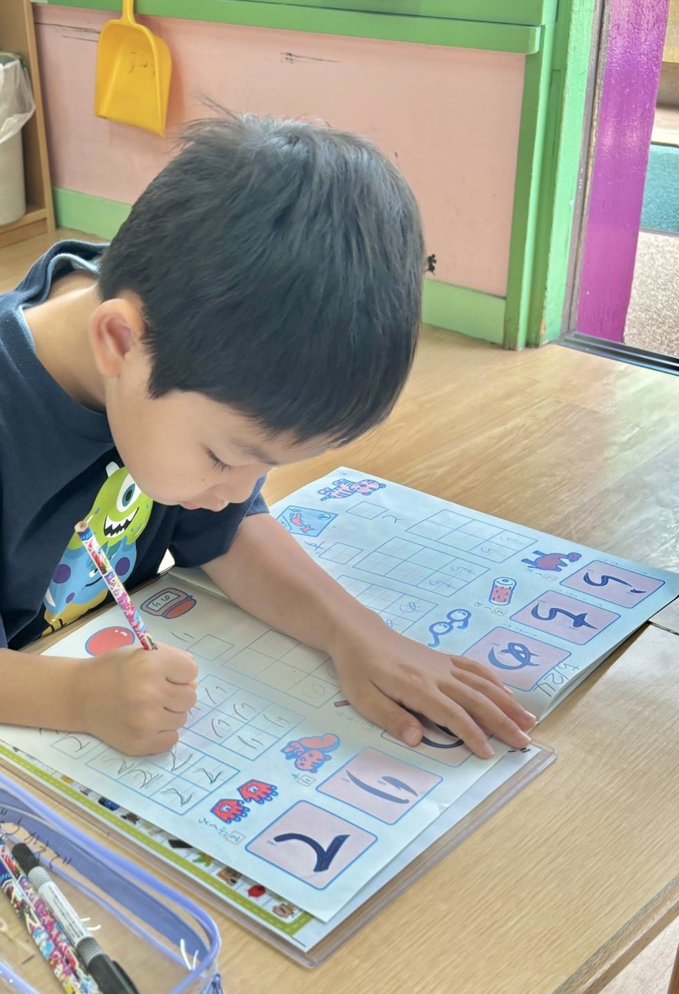 年長さんがひらがなの勉強をしています