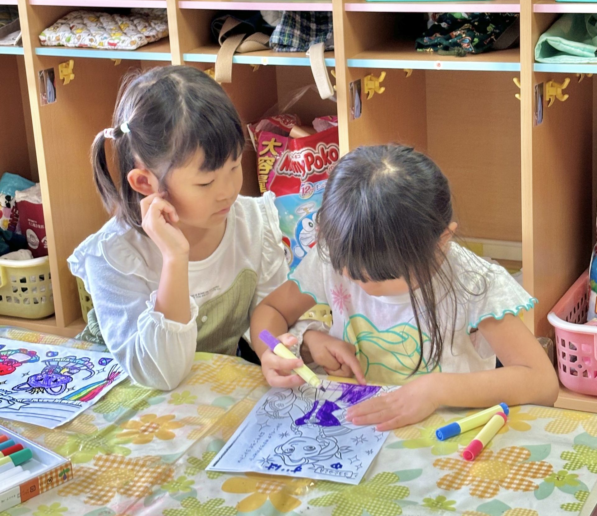 延長保育の時間は違うクラスのお友だちと過ごしています。