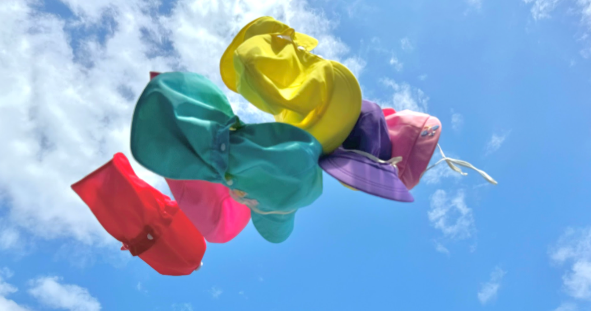 各クラスの色とりどりの帽子が空を舞っています