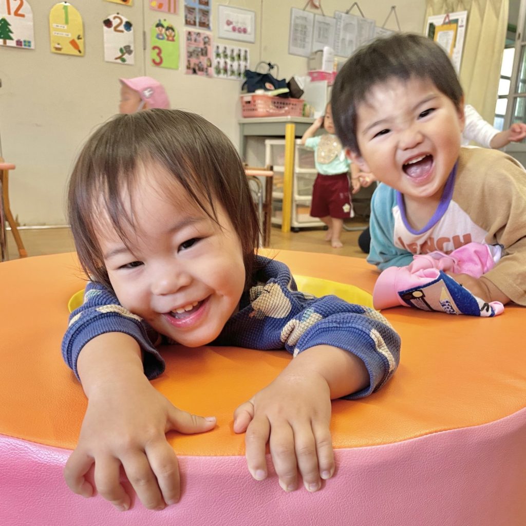 こどもたちが寝そべって遊んでいます