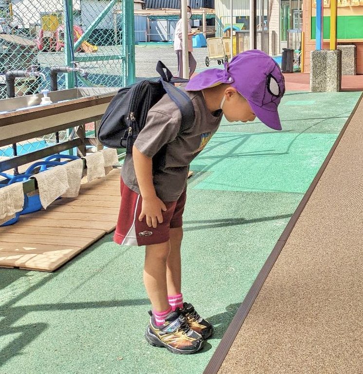 「さようなら」と元気に挨拶しています。