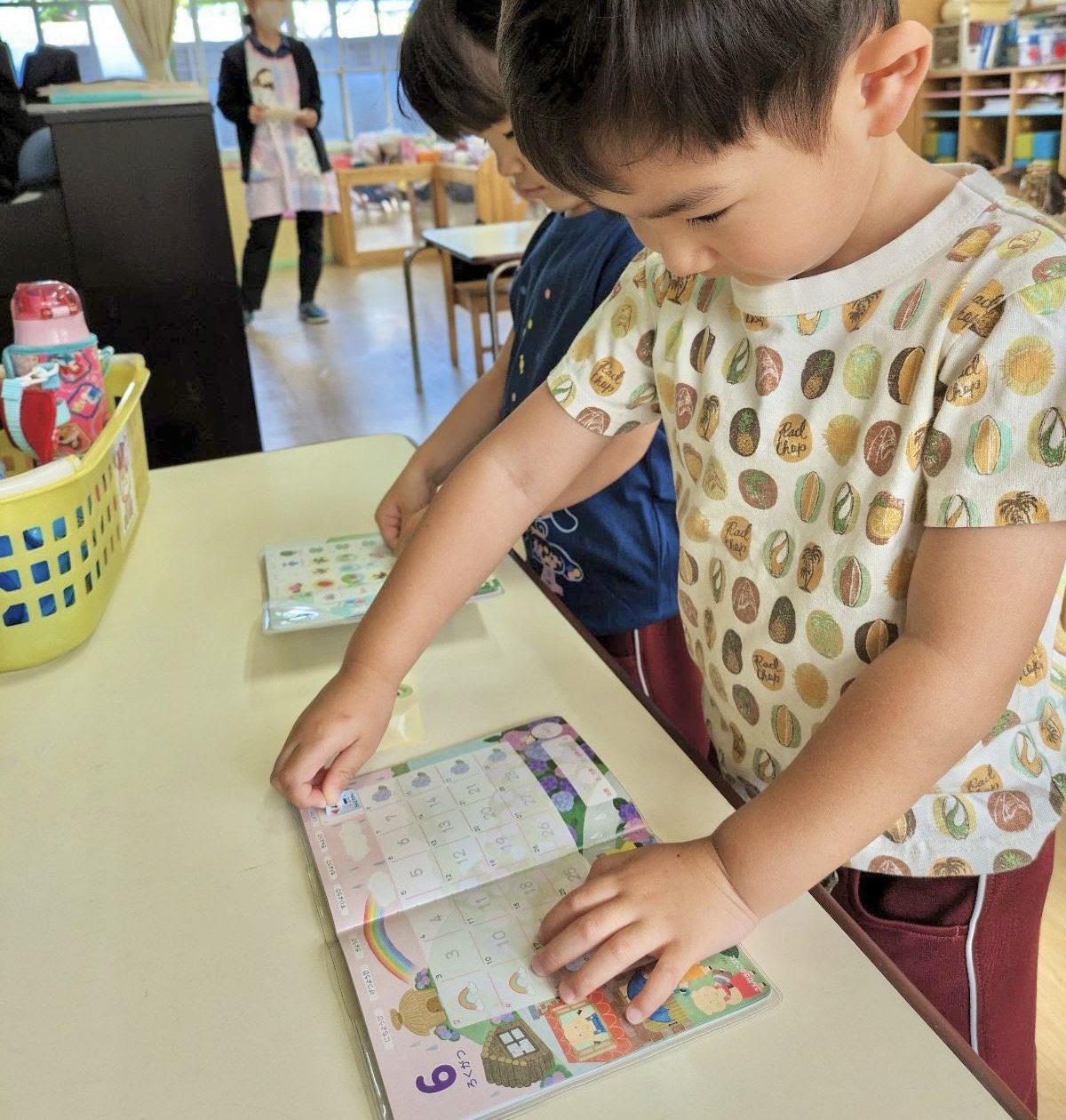 出席カードにシールを貼っています