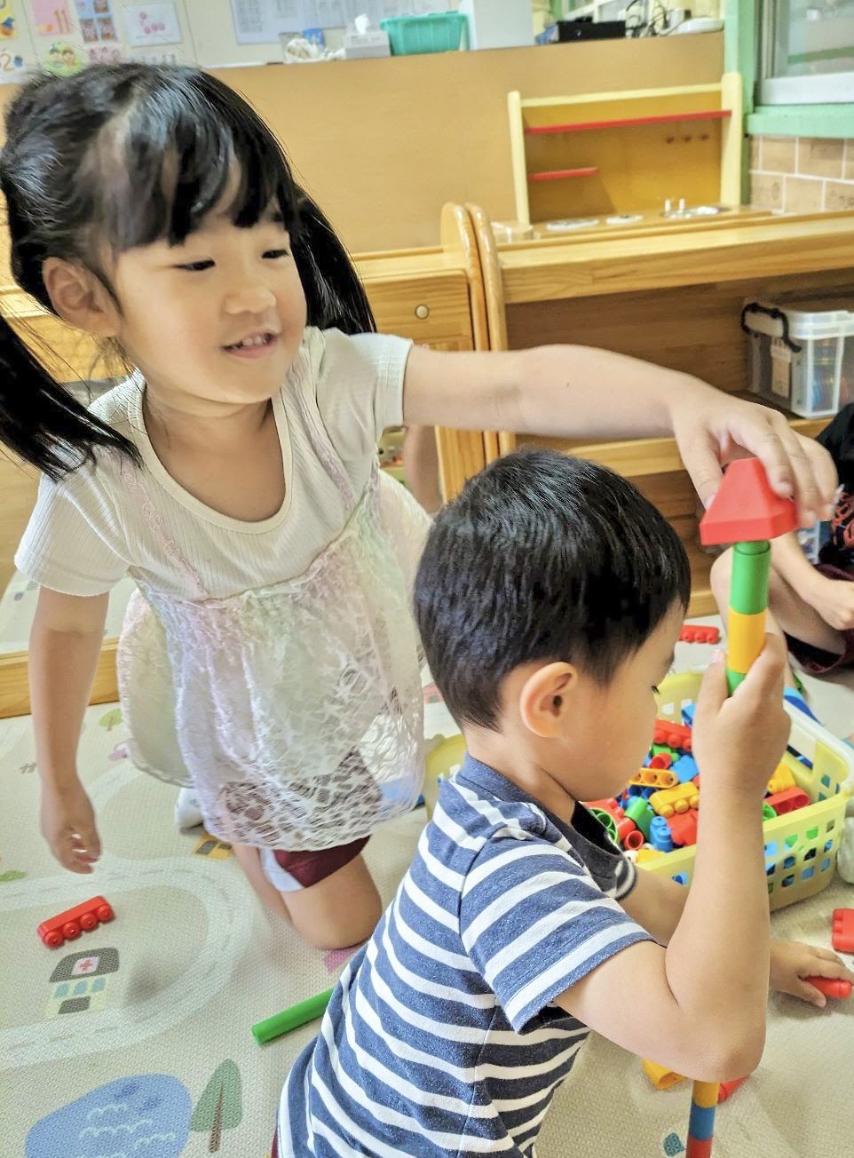 朝の時間、いろいろなクラスの子たちと一緒に遊んでいます。