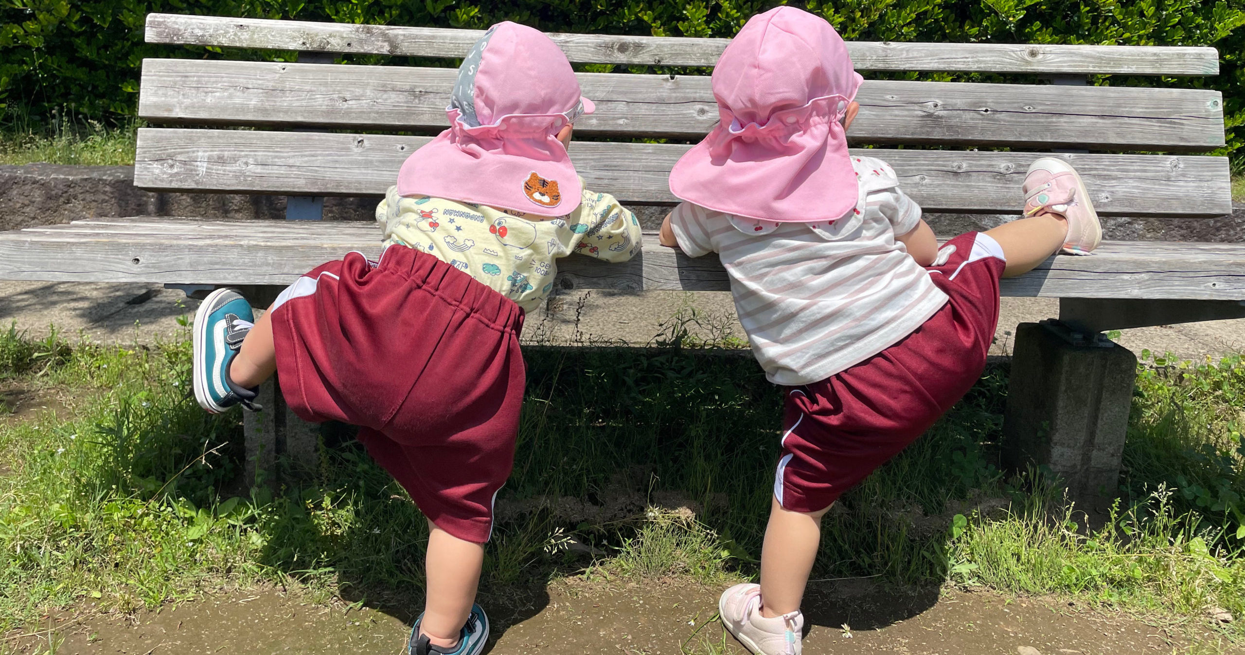 1歳のこどもが2人、一生懸命ベンチに足をかけようとがんばっています！