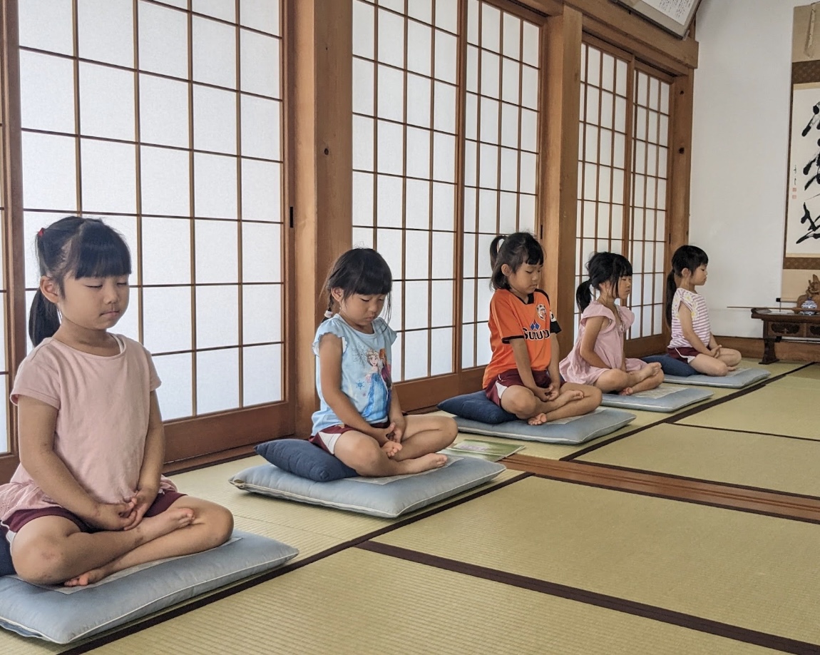 こどもたちが坐禅をしています