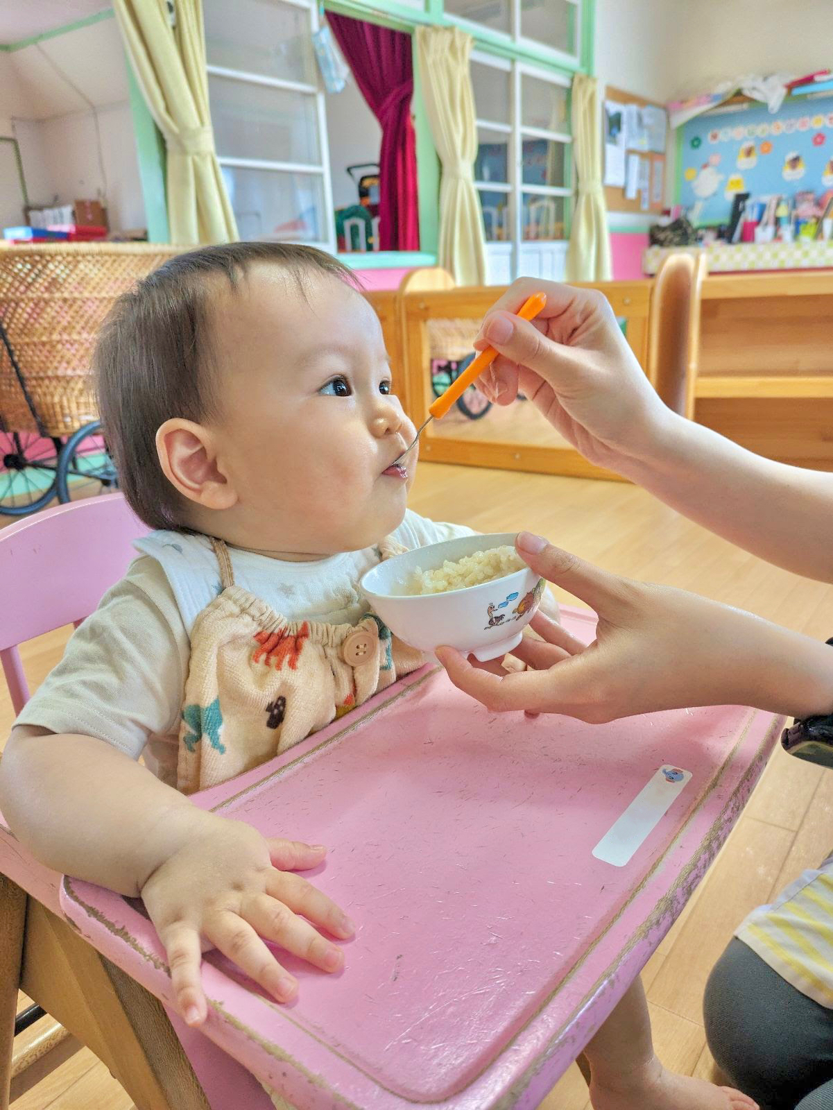 赤ちゃんがごはんを食べさせてもらっています