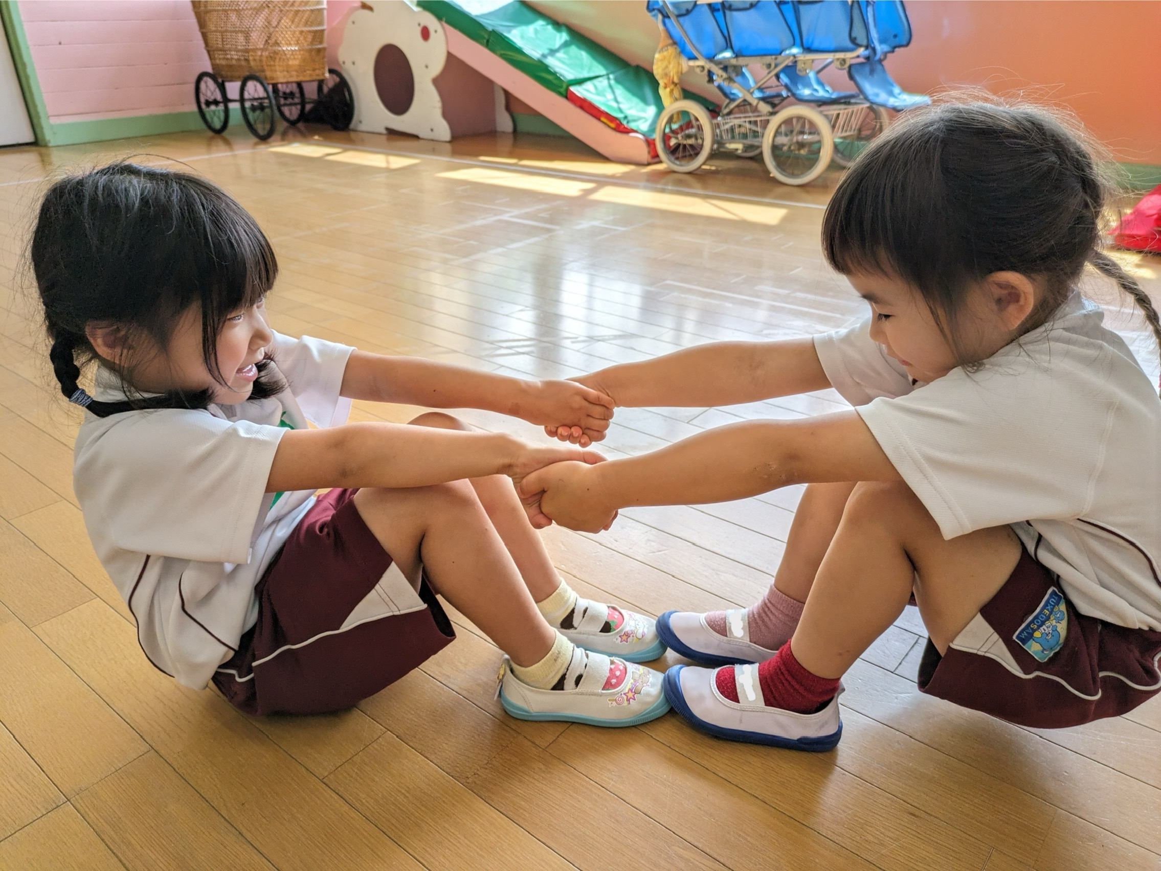 月2回の体操教室の様子です。スポーツクラブの専門家が指導します。