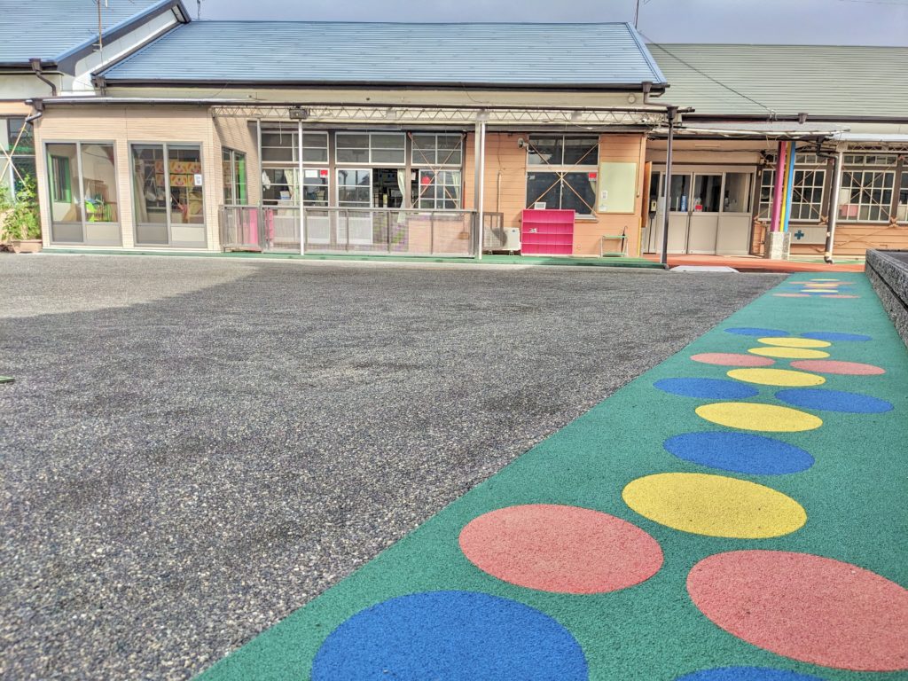 園庭と柔らかマット