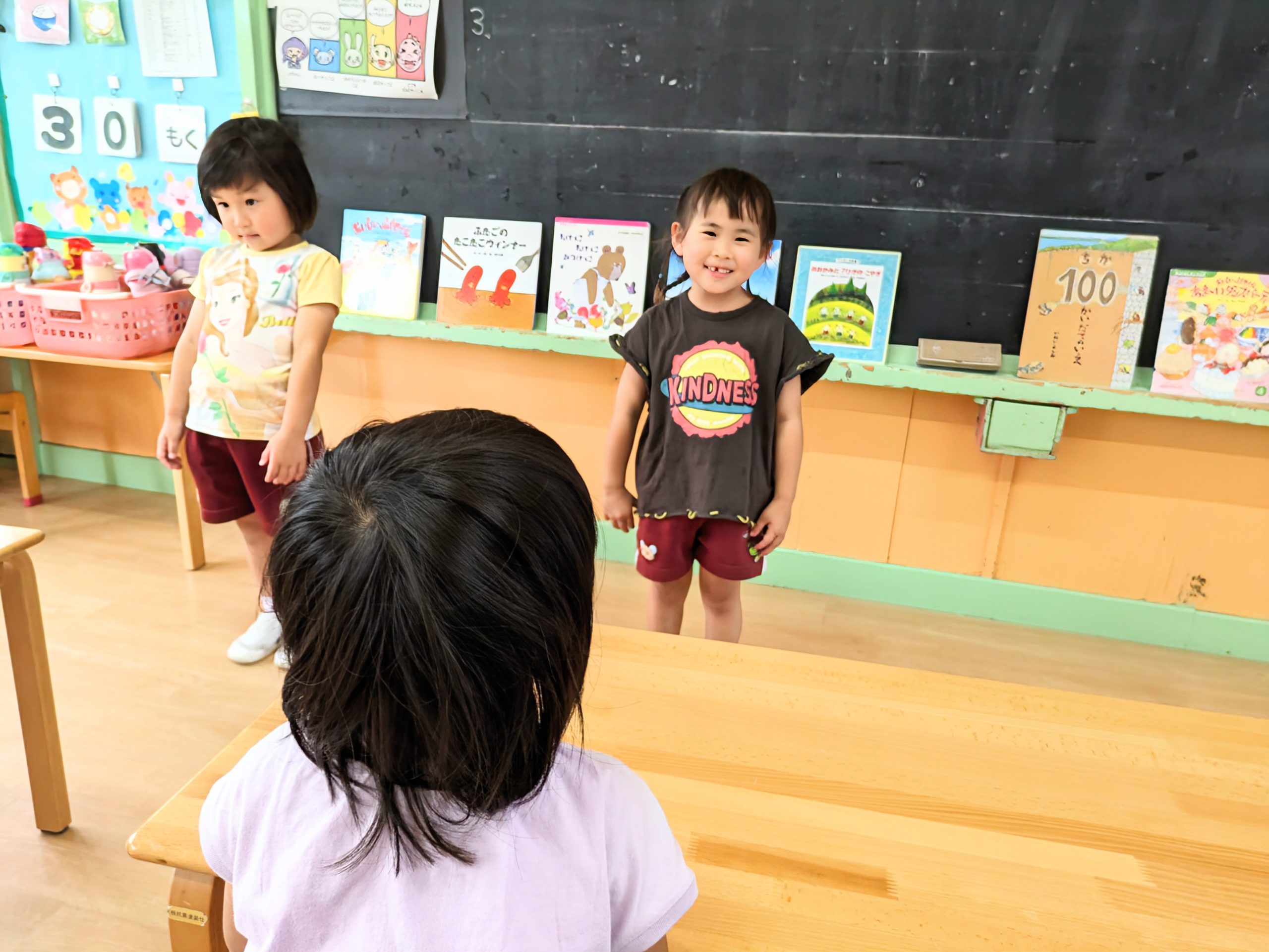 朝の会の様子。お当番さんが挨拶をしてくれます