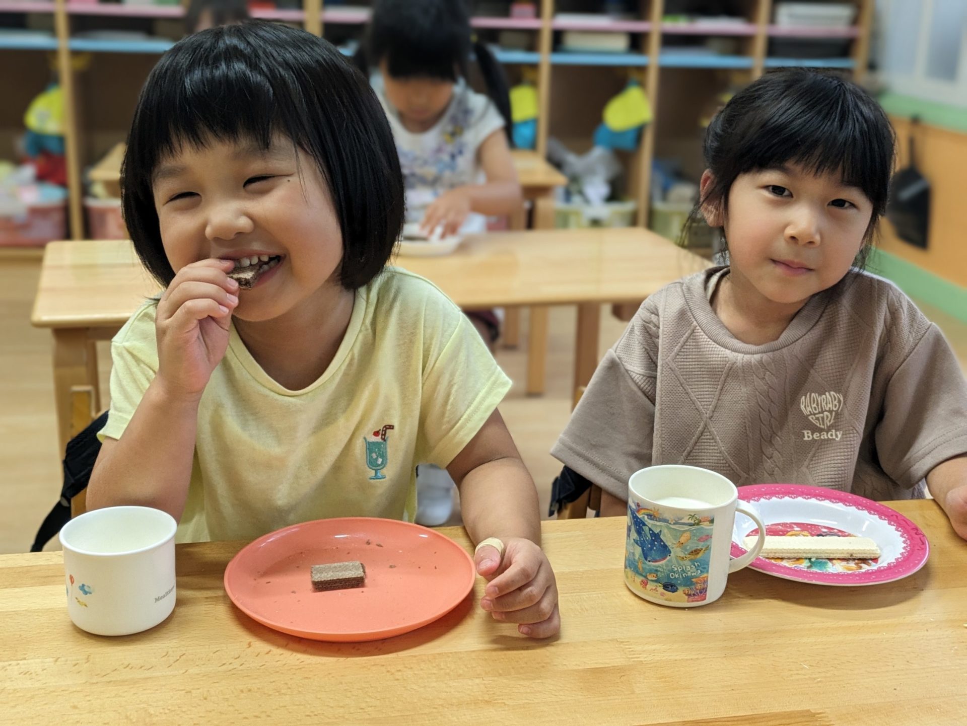 楽しいおやつの時間です。笑顔いっぱいです。