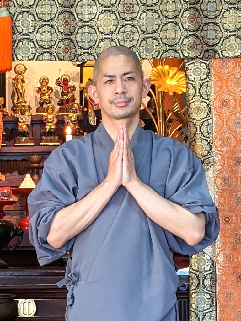 袖師保育園園長。東光寺の住職も兼任しています。