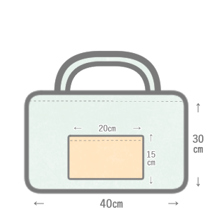 お手提げ袋の見本です。横40㎝×縦30㎝の大きさの手提げかばんに、横20㎝×縦15㎝のポケットが表側についています。大きさは目安です。