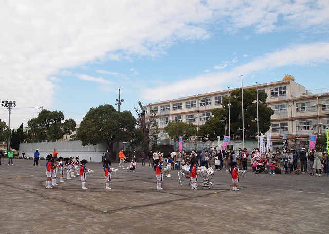 鼓笛を地域の方に披露しています