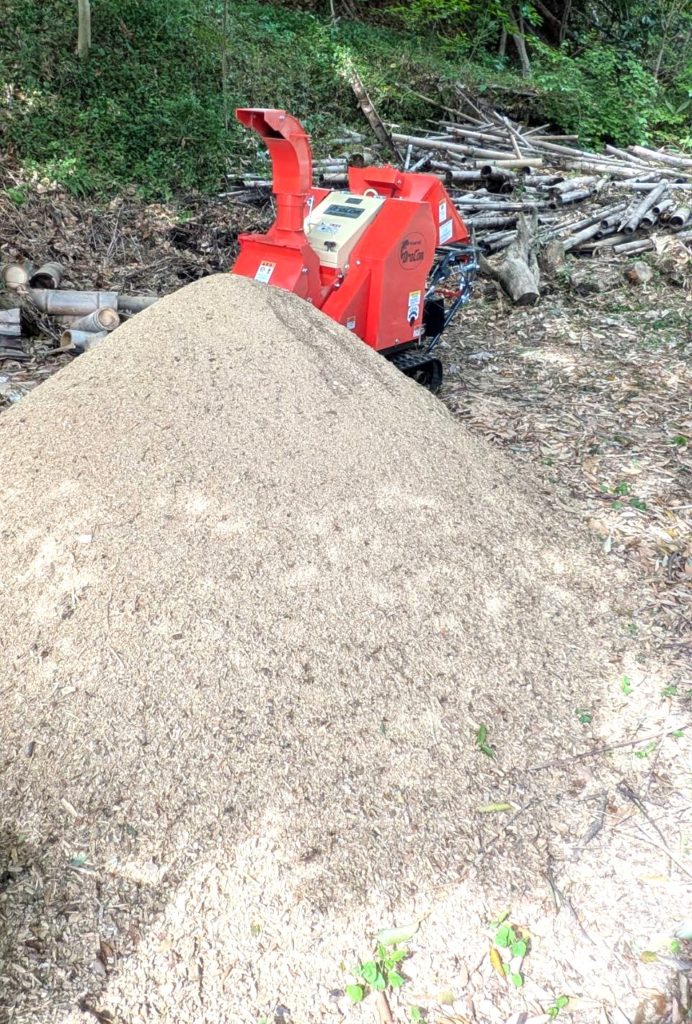 粉砕機で竹を粉にしているところ。
手前には竹の粉が山になっています