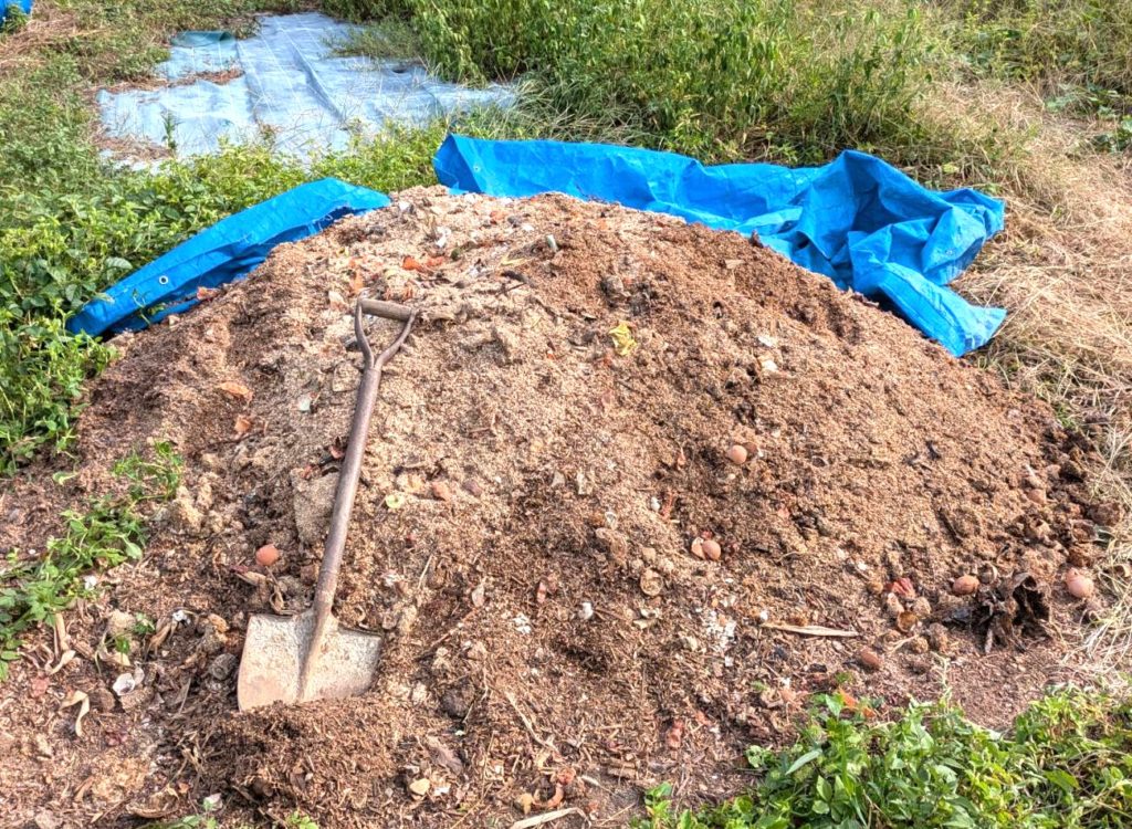 生ごみと森の粉を混ぜてたい肥を作っているところ